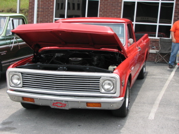 Local DJ Earl Owens was there with his beautifull Chevy PU