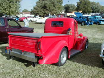That Plymouth Truck back here, still MANUFIQUE!!!