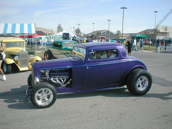Johnny Cates cruise in the show in his creation, The Grape.  Johnny that car is way to cool for you to be drivin', I should be drivin' it!