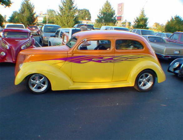 Bob Taylor's Louisville, KY based hot rod!  Cool, eh... Bob owns Taylor's House of Color where you can get some colorful paint & graphics!