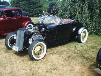 Howard Hasting's wonderful '29 Lowboy a top Deuce rails.  