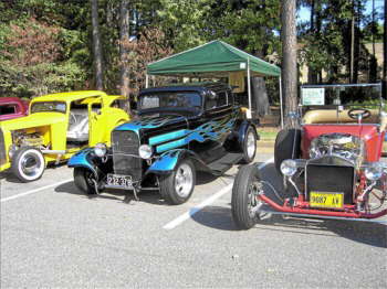 Betty McCarty's '32 Ford (Center)