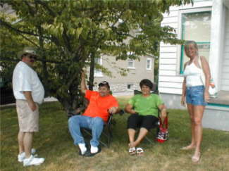Dave from Bluegrass Classics, Herman Bowling and wife Carolyn and Minnie enjoying a shade tree