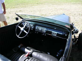 The '40 Ford dash looks like it belongs in this Deuce