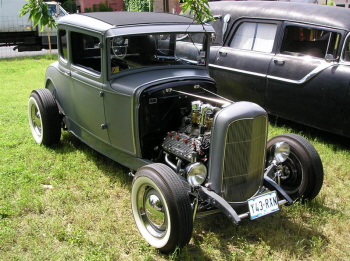 Deuce frame, flathead power, wide whitewalls