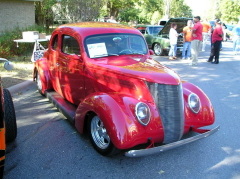 82  Les Allen's  '37 Ford coupe is looking good