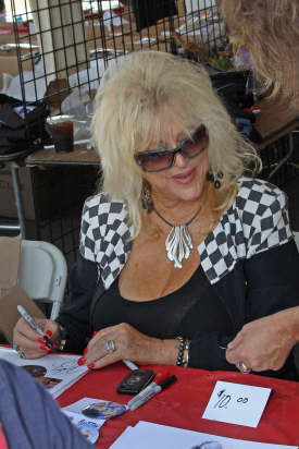 �Miss Hurst Shifter� Linda Vaughn signs autographs.